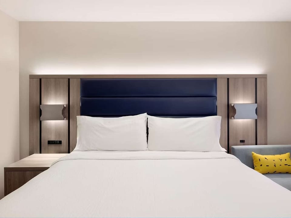 Centered king bed with reading lights and nightstands