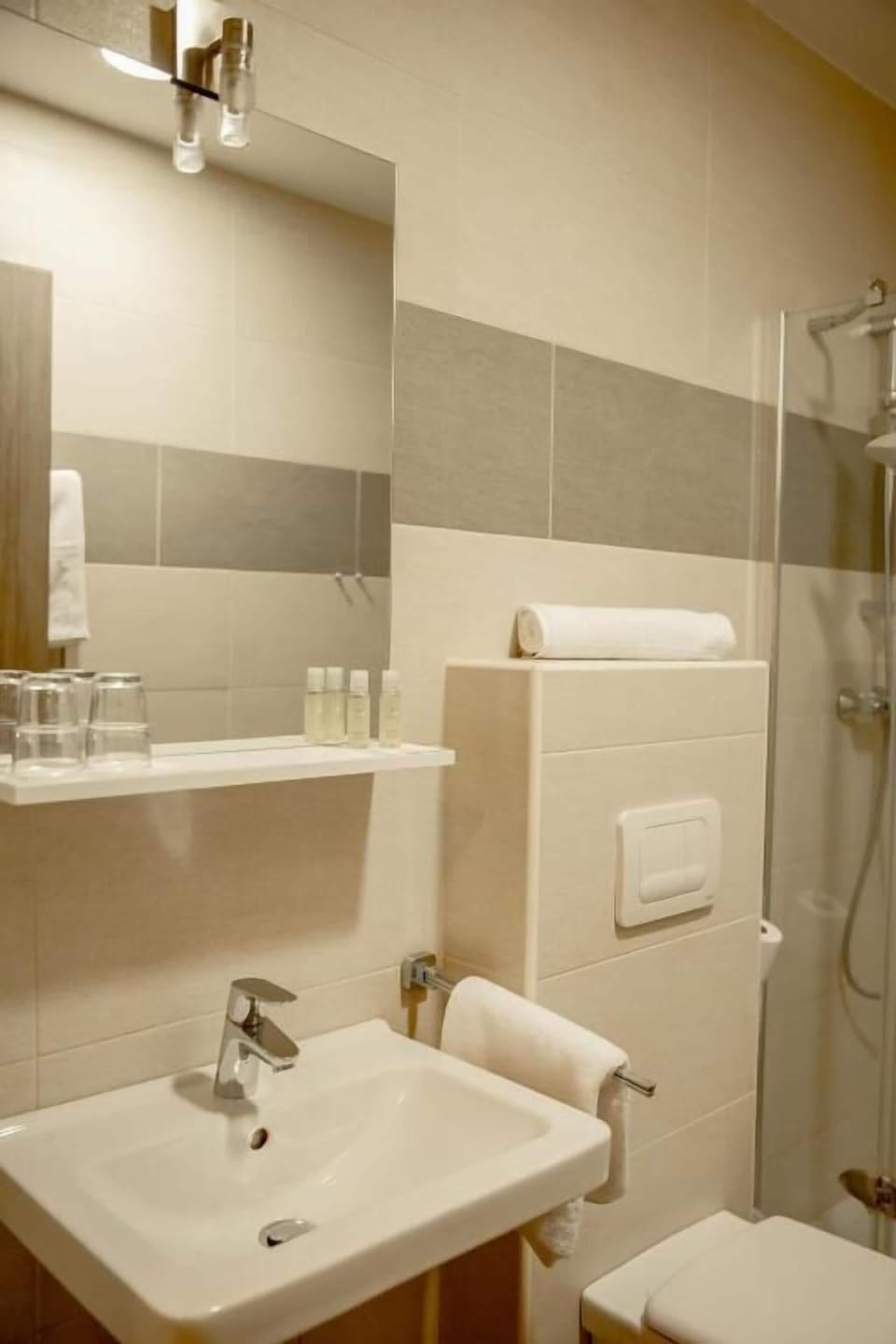Classic Double Room | Bathroom | Shower, free toiletries, towels, soap