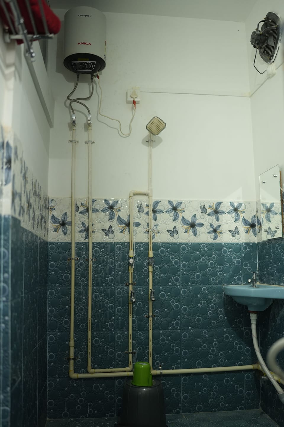 Shower, rainfall showerhead, free toiletries, slippers