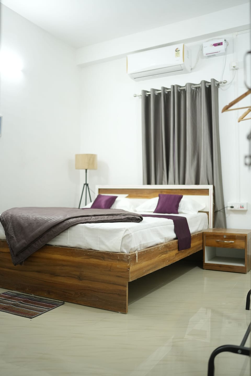 Comfort Single Room | Premium bedding, memory foam beds, desk, laptop workspace