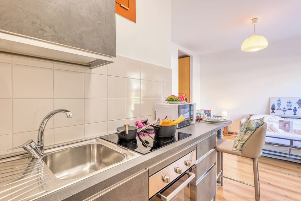 Standard Studio (Casa Miraflores) | Private kitchen | Fridge, microwave, stovetop, dishwasher