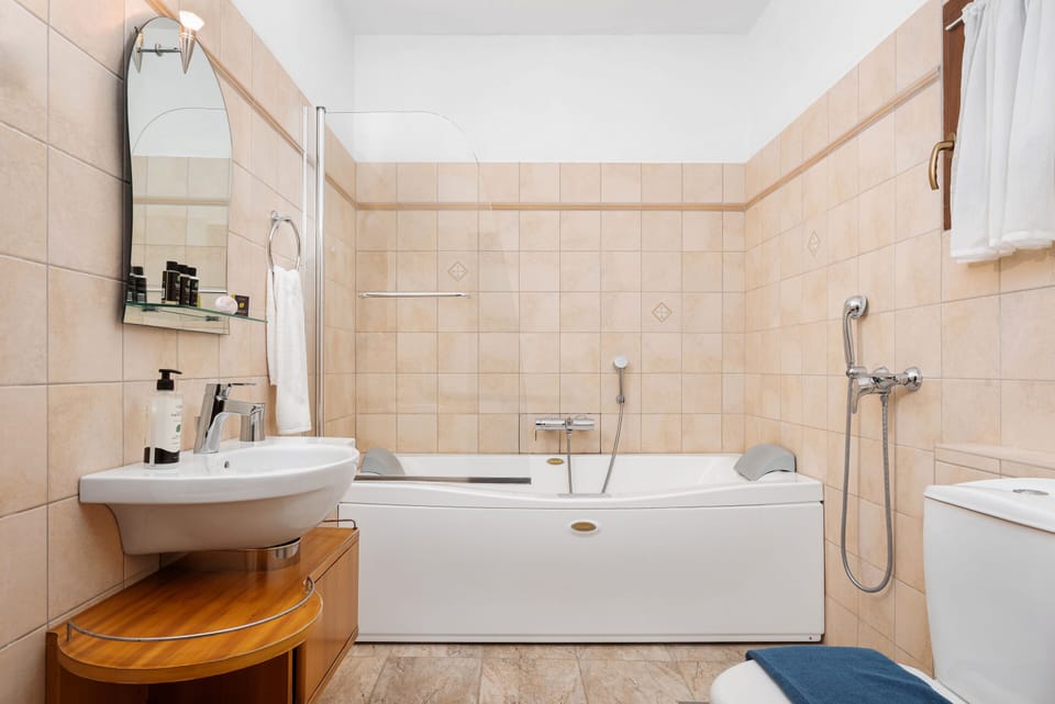 Superior Suite, Sea View | Bathroom | Eco-friendly toiletries, hair dryer, slippers, towels