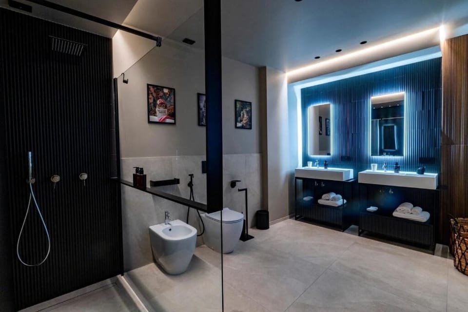 Deluxe Double Room, Non Smoking, Balcony | Bathroom | Bathrobes, slippers, bidet