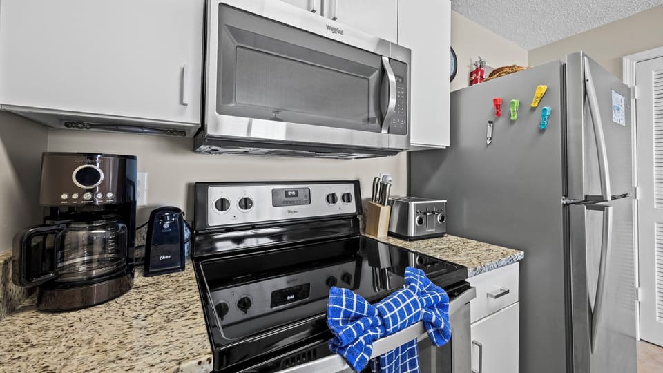 Royal Palms 1006 - Includes coffee maker, toaster, microwave, and stove for convenient cooking and meal prep.