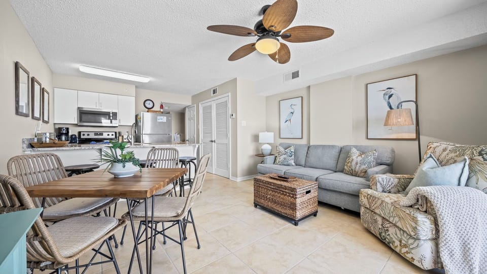 Royal Palms 1006 - Open-living layout with a seamless flow between the living, dining, and kitchen areas.