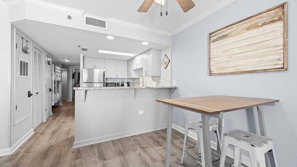 Clearwater 2C - Dining area with seating for two
