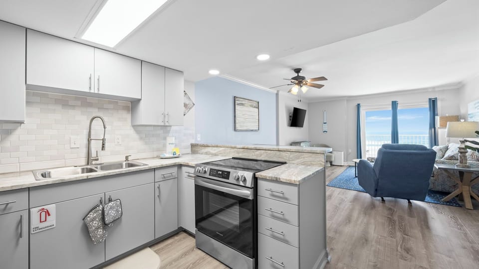 Clearwater 2C - Kitchen with all essential appliances and tools for easy meal preparation.