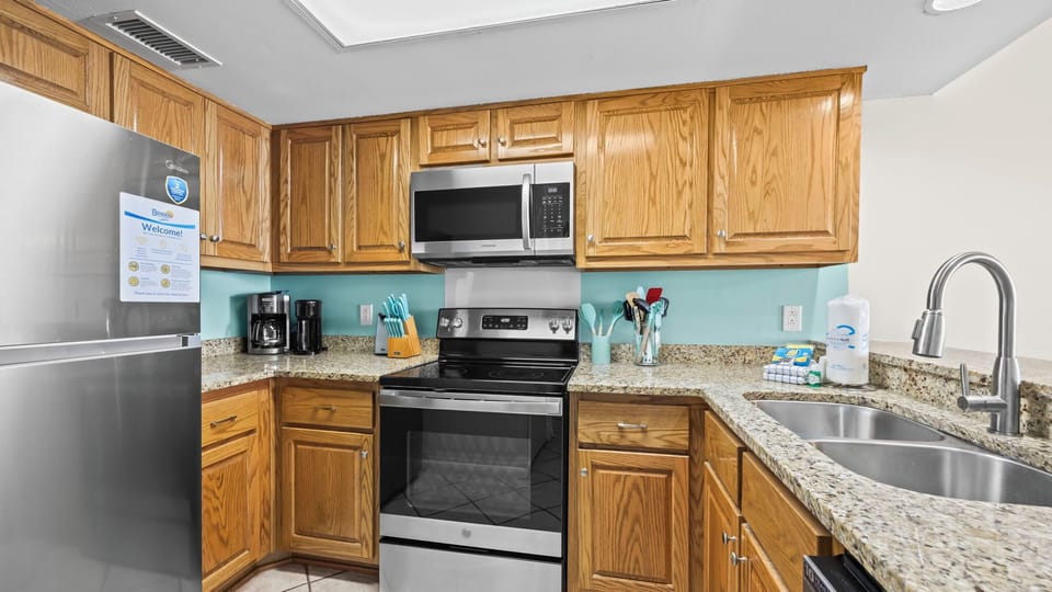 Romar Tower 5C - Fully equipped kitchen with a coffee maker, toaster, microwave, and essential cooking appliances.