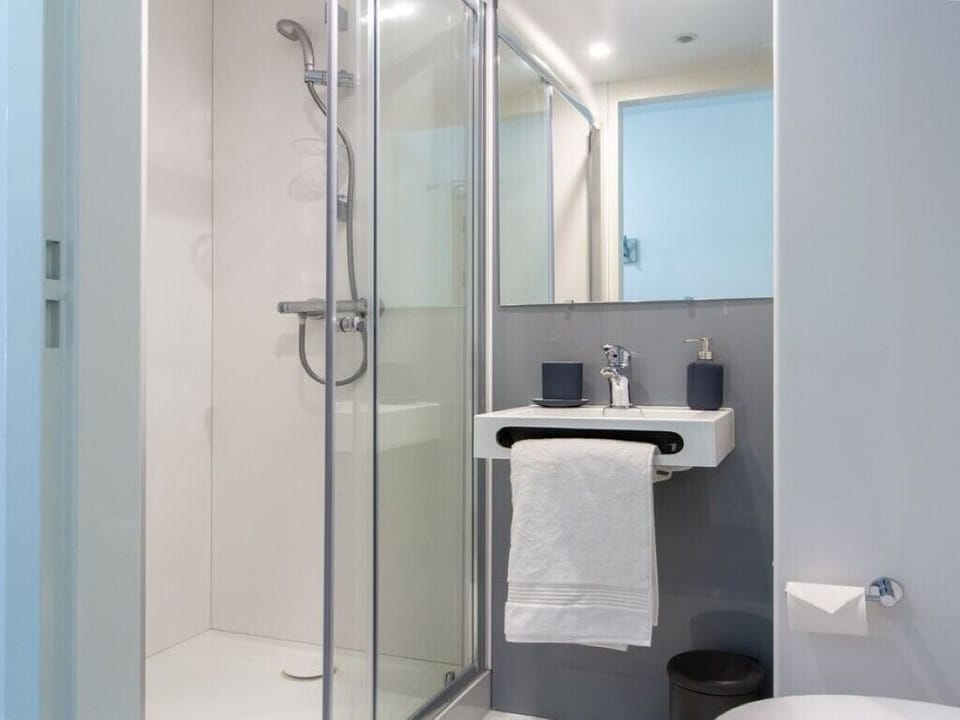 Basic Studio | Bathroom | Shower