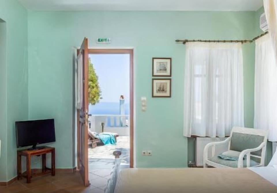 Immediate access to the patio with panoramic seaview
