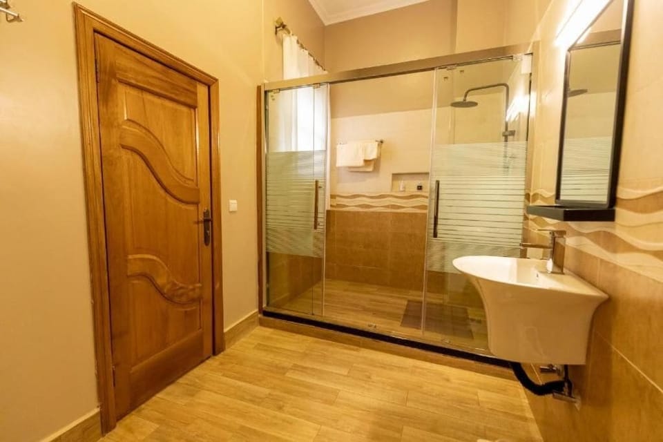 Deluxe Double Room, Balcony, City View | Bathroom | Shower, free toiletries, hair dryer, slippers