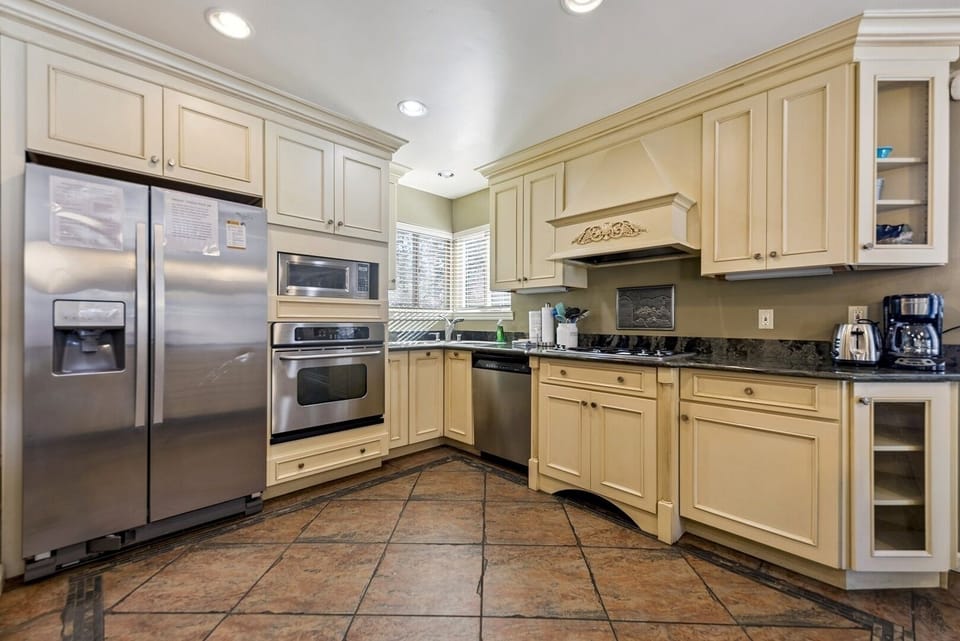 House, 4 Bedrooms | Private kitchen