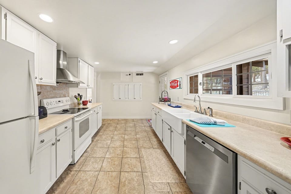 Cabin, 2 Bedrooms | Private kitchen | Fridge, oven, coffee/tea maker, toaster