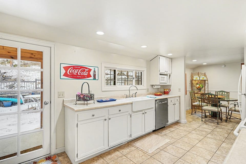Cabin, 2 Bedrooms | Private kitchen | Fridge, oven, coffee/tea maker, toaster
