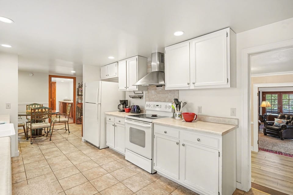 Cabin, 2 Bedrooms | Private kitchen | Fridge, oven, coffee/tea maker, toaster