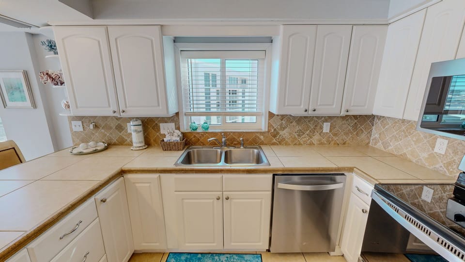 Condo, 3 Bedrooms | Private kitchen | Coffee/tea maker, fridge, oven, toaster