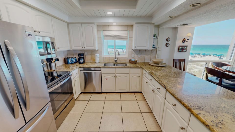 Condo, 3 Bedrooms | Private kitchen | Coffee/tea maker, fridge, oven, toaster