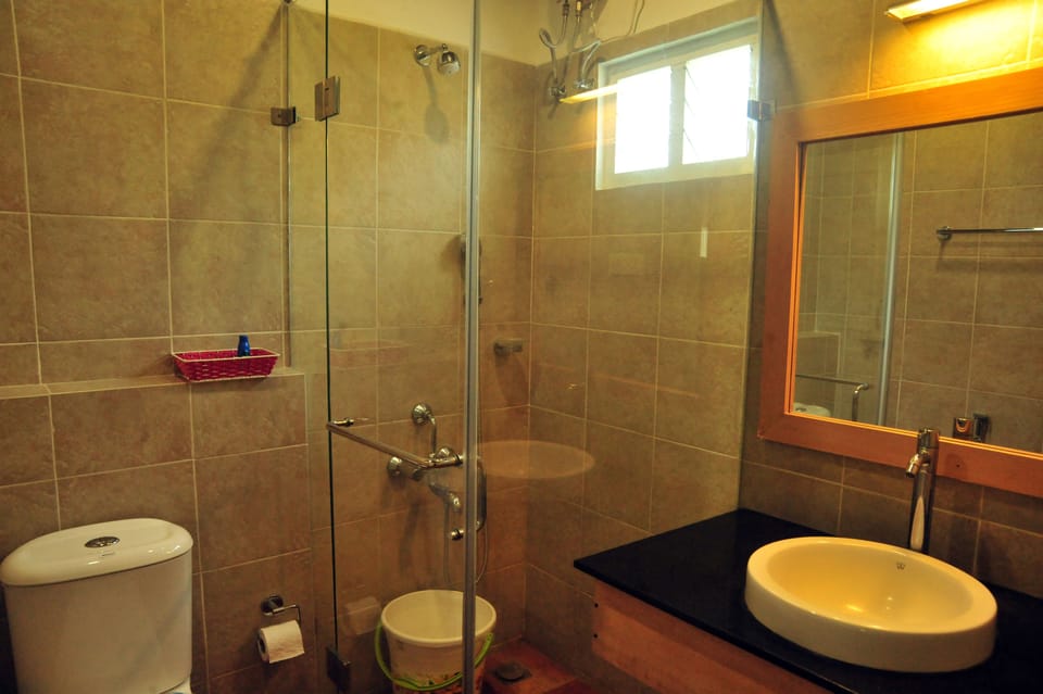 Farm View Room | Bathroom | Shower, rainfall showerhead, free toiletries, towels