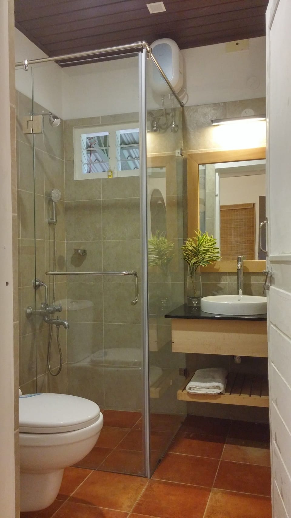 Farm View Room | Bathroom | Shower, rainfall showerhead, free toiletries, towels