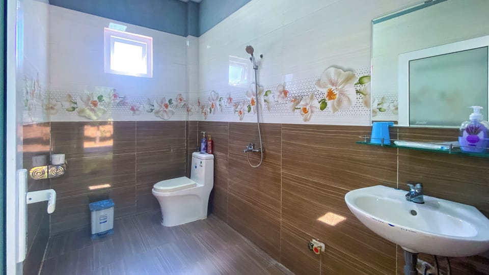 Superior Studio, Mountain View | Bathroom | Shower, free toiletries, hair dryer, slippers
