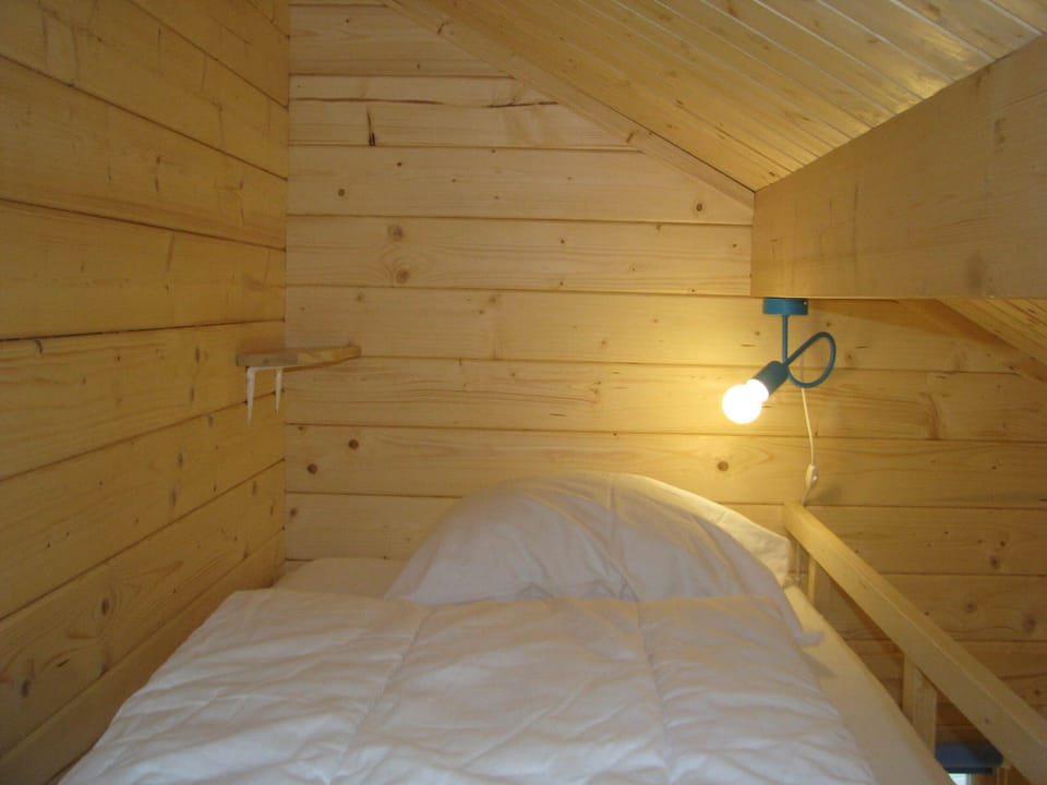 Recreatiepark Klein Zwitserland - Boomhut - bedroom