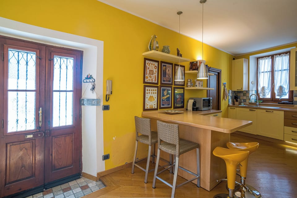 Family Apartment, Multiple Bedrooms, 2 Bathrooms, Lakeside (Casa Manzi Apt 1) | Private kitchen | Fridge, microwave, oven, stovetop