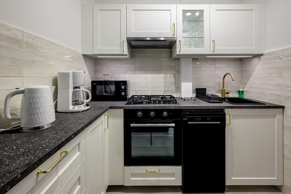 Studio Suite | Private kitchen | Coffee/tea maker, electric kettle