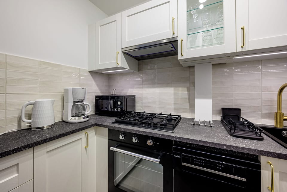 Studio Suite | Private kitchen | Coffee/tea maker, electric kettle