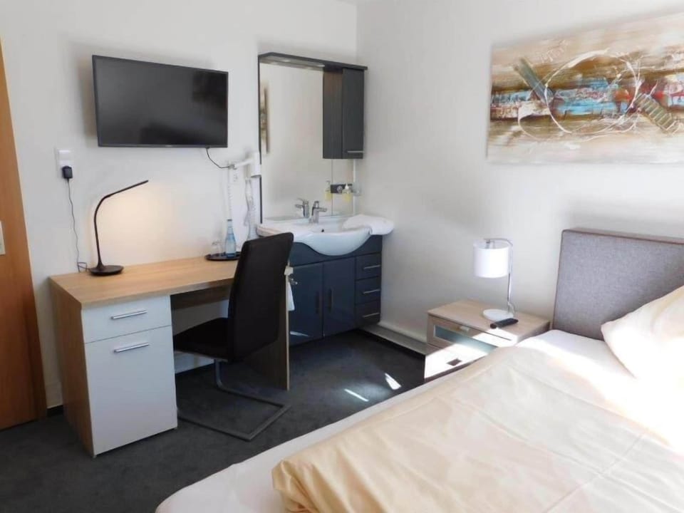 Single Room, Shared Bathroom | Individually decorated, individually furnished, desk, laptop workspace