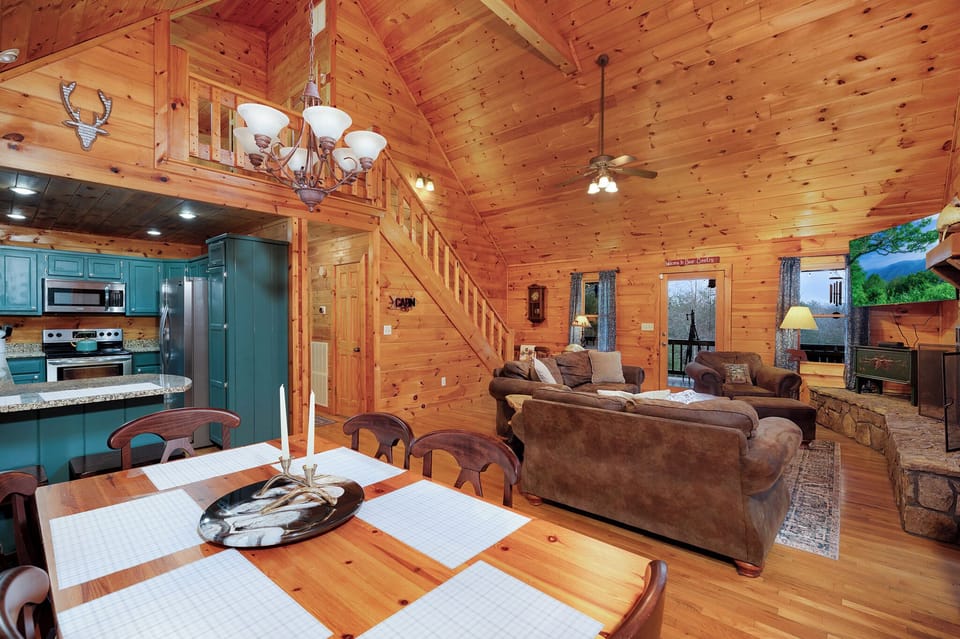Golden Acres - Entry Level Dining Area