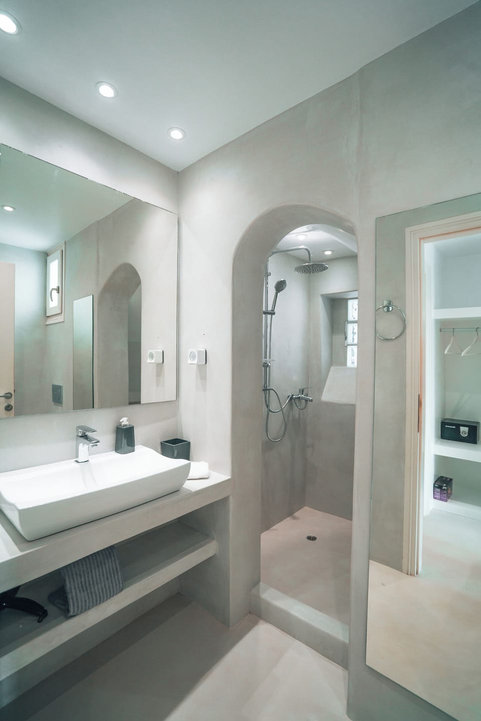 Family Room with Sea View (Pool Level) | Bathroom | Free toiletries, hair dryer, slippers, towels