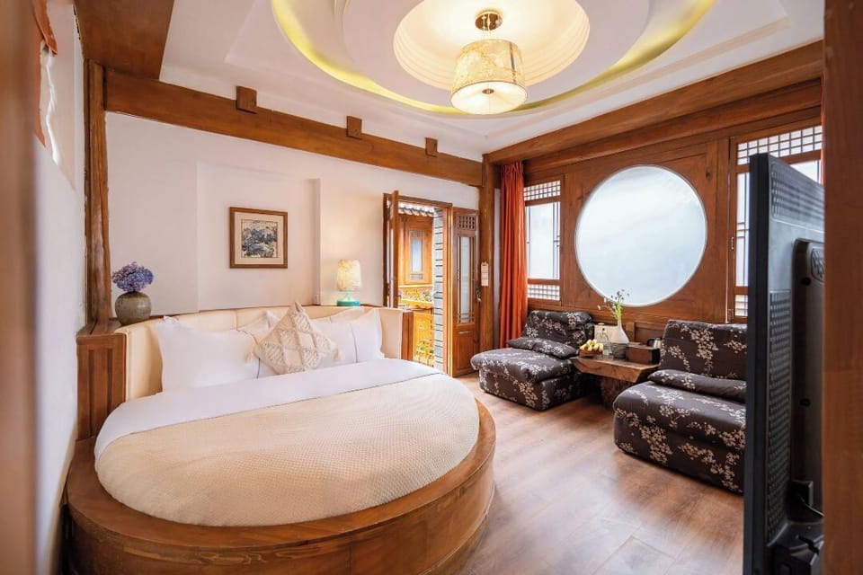 Romantic Double Room, 1 King Bed, Non Smoking, Courtyard View | Premium bedding, down comforters, laptop workspace, blackout drapes