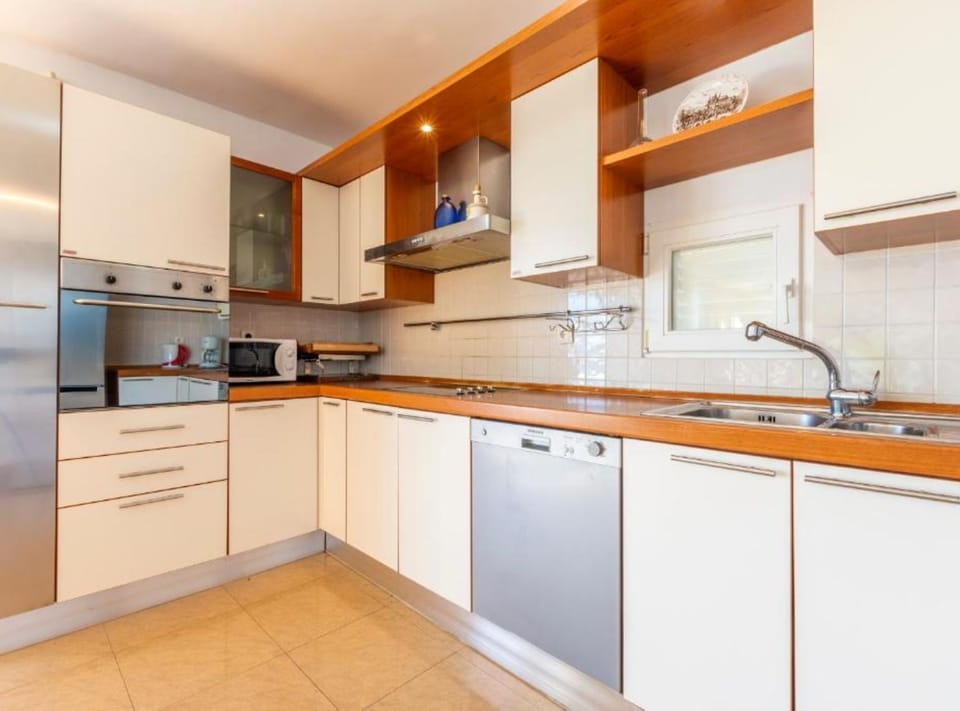 Villa (Seven Bedroom Villa with Outdoor Pool) | Private kitchen | Fridge