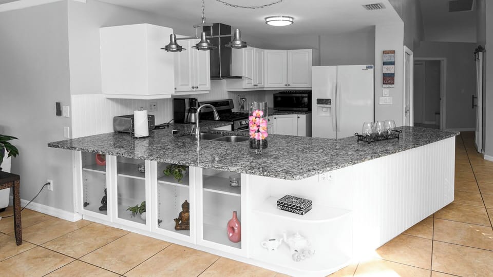 This kitchen has a gas stove—ideal for gourmet cooking. 