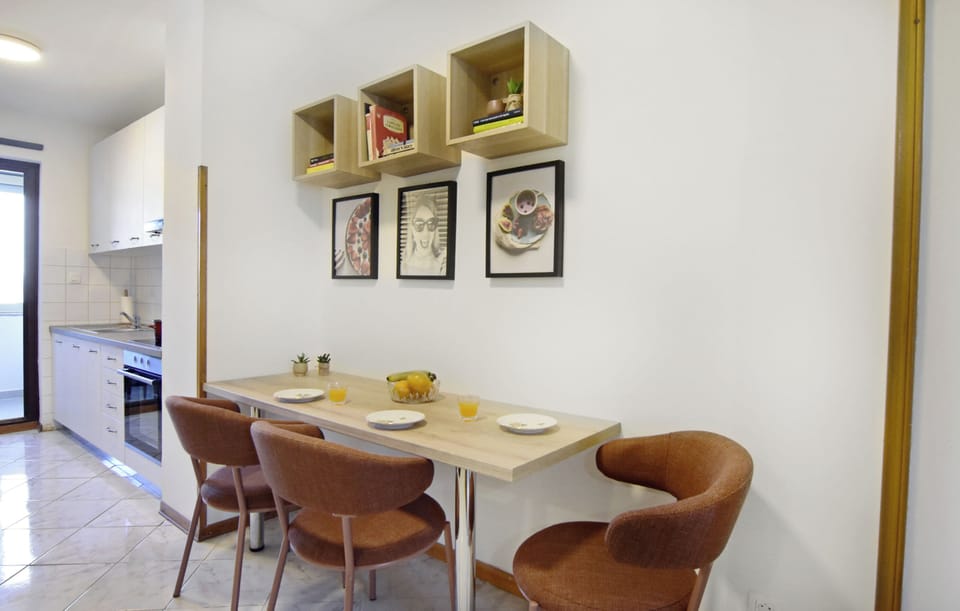 Apartment, 2 Bedrooms, Terrace, City View | Dining room