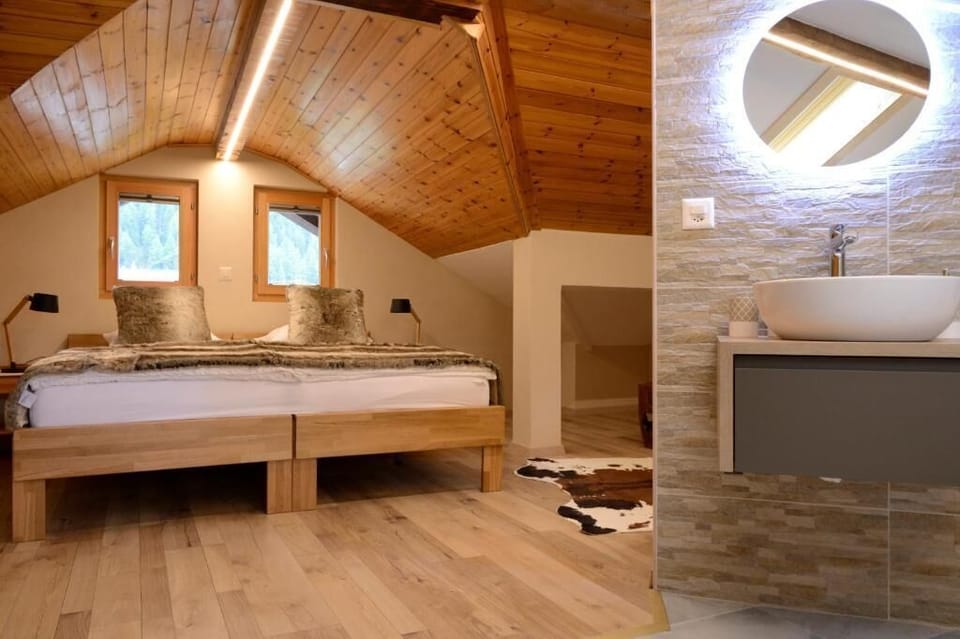 Romantic Suite, City View | In-room safe, free WiFi, bed sheets