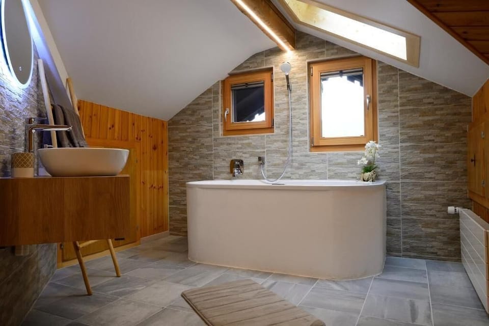 Romantic Suite, City View | Bathroom