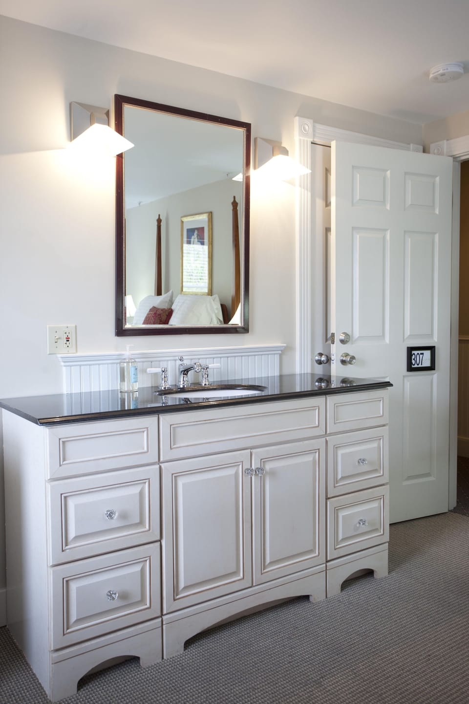 Room, 1 King Bed | Room amenity