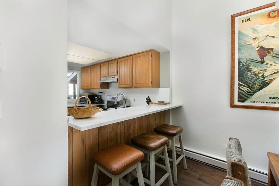 Breakfast bar with seating for 3