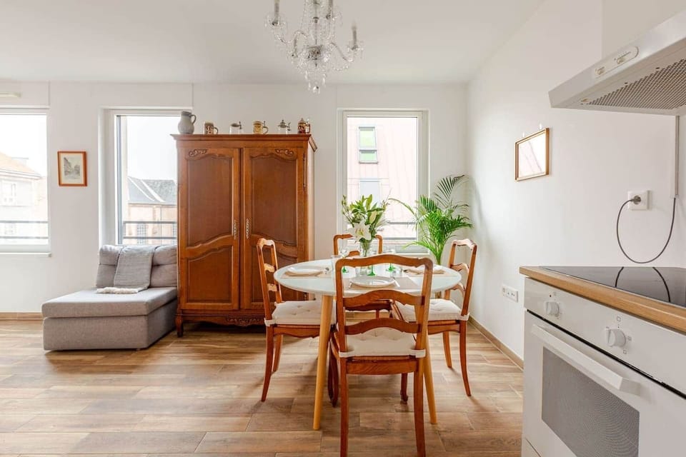 Vue agréable sur le coin repas depuis la cuisine.