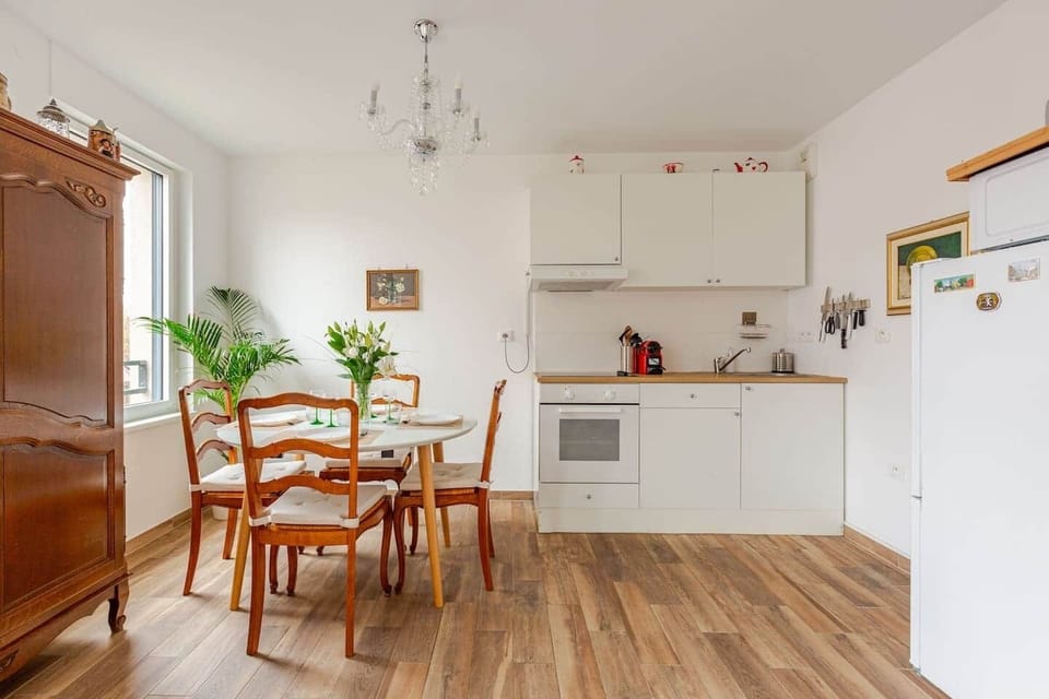 Coin repas convivial avec grande table. Cuisine entièrement équipée avec grand réfrigérateur et congélateur.
