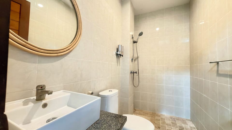 Shower, bidet, towels, soap