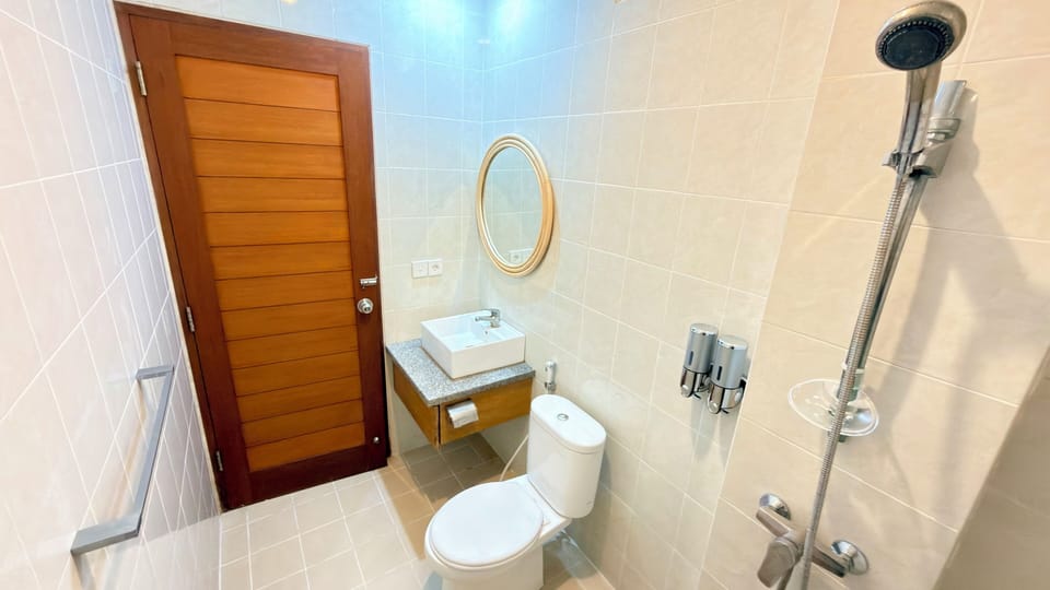 Double Room, Balcony | Bathroom | Shower, bidet, towels, soap