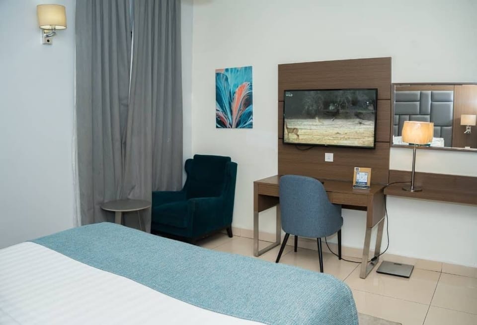 In-room safe, desk, free WiFi