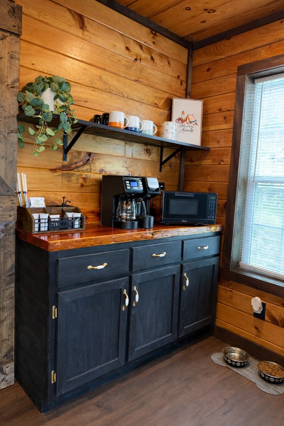 Coffee Bar- Kcup and Drip coffee maker!