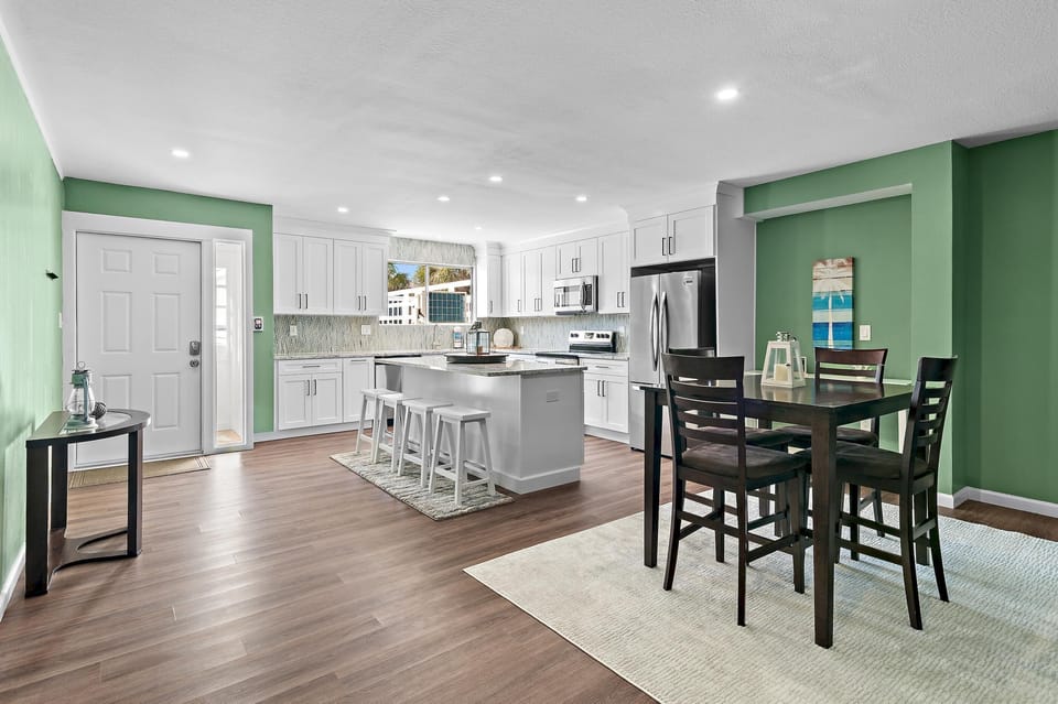 House, Multiple Beds (Emerald Breeze) | Private kitchen