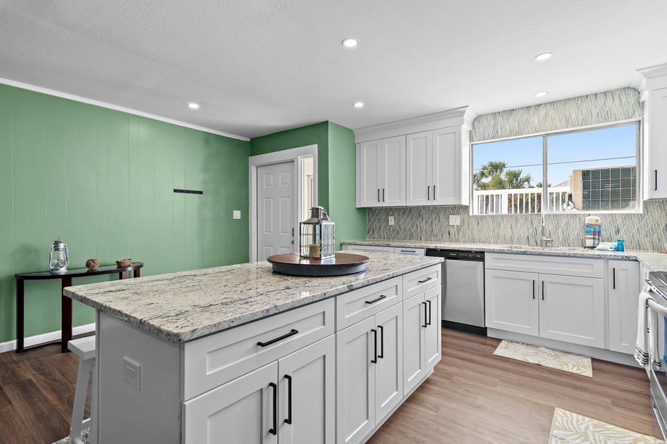 House, Multiple Beds (Emerald Breeze) | Private kitchen