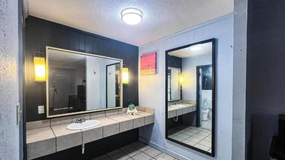 Combined shower/tub, free toiletries, towels