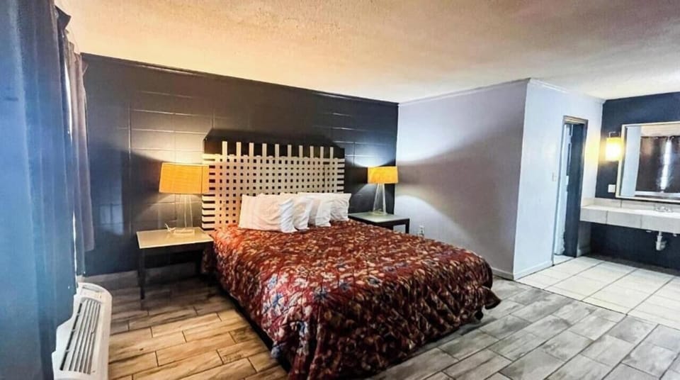 Room, 1 King Bed, Smoking (Refrigerator & Microwave) | WiFi (free), bed sheets
