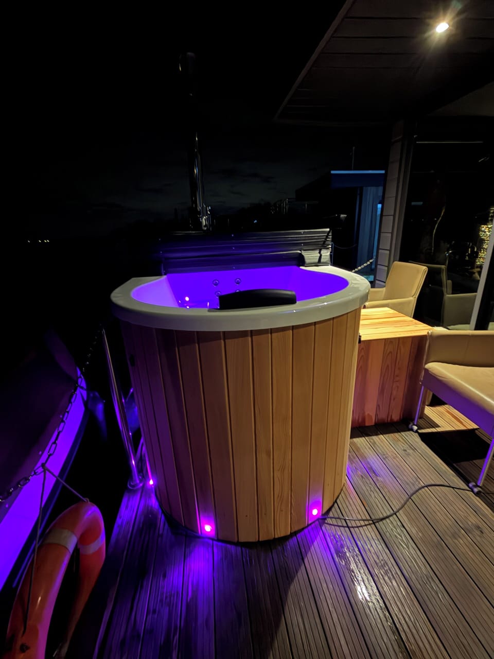 Outdoor spa tub